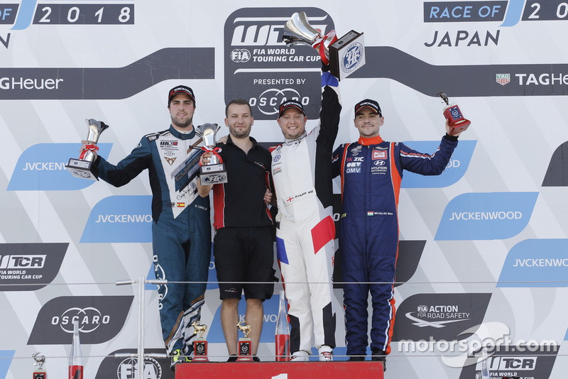 Podio: Ganador, Rob Huff, Sébastien Loeb Racing Volkswagen Golf GTI TCR, segundo, Pepe Oriola, Team Oscaro by Campos Racing Cupra TCR, tercero, Gabriele Tarquini, BRC Racing Team Hyundai i30 N TCR