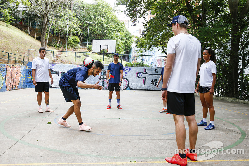 Max Verstappen y Daniel Ricciardo, Red Bull Racing juegan Futsal en Brasil