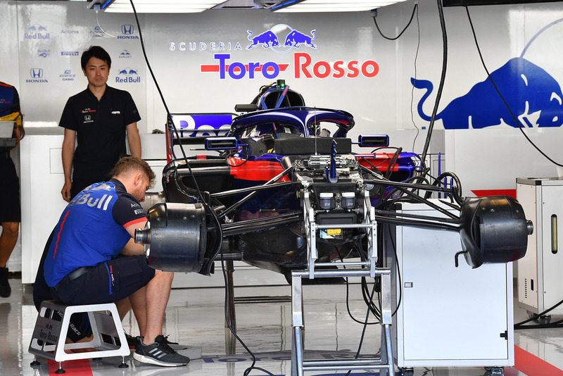 La Scuderia Toro Rosso STR13 dans le garage