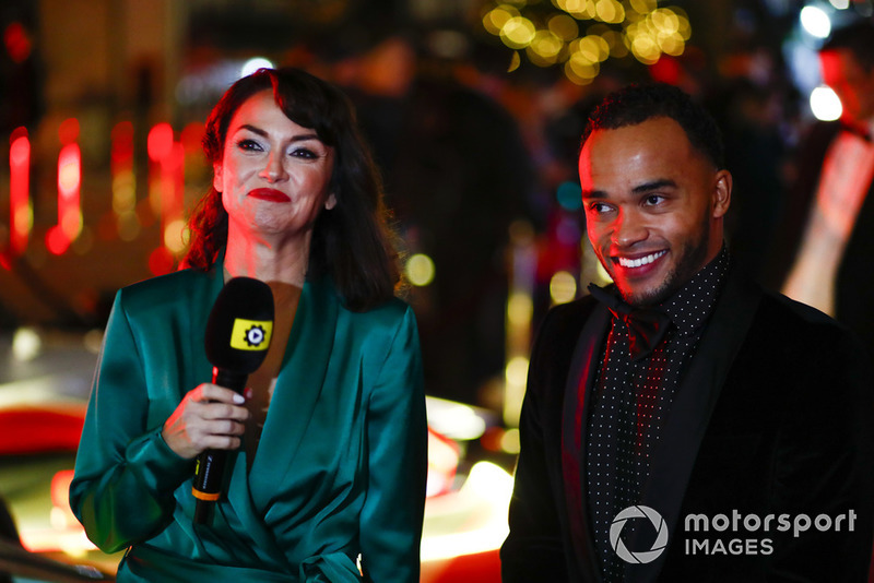 Nicolas Hamilton viene intervistato sul tappeto rosso