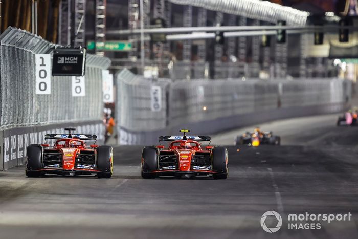 Carlos Sainz, Ferrari SF-24 adelanta a Charles Leclerc, Ferrari SF-24 