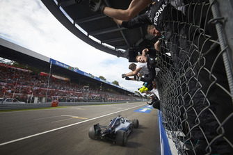 Lewis Hamilton, Mercedes AMG F1 W09, passe la ligne d'arrivée sous les applaudissements de son équipe
