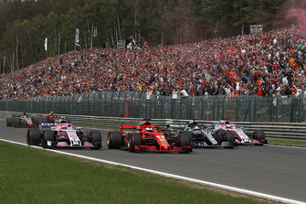 Esteban Ocon, Racing Point Force India VJM11, Sebastian Vettel, Ferrari SF71H, Lewis Hamilton, Mercedes AMG F1 W09 ve Sergio Perez, Racing Point Force India VJM11 ilk turda