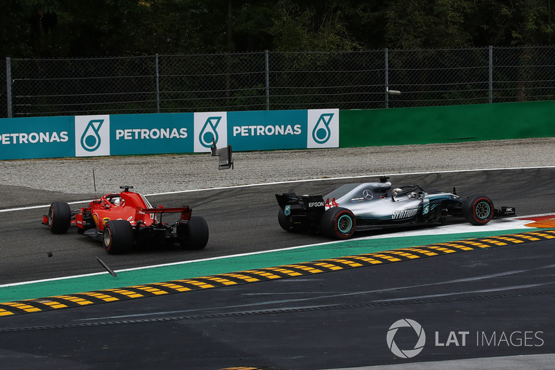 Sebastian Vettel, Ferrari SF71H facing the wrong way after making contact with Lewis Hamilton, Mercedes AMG F1 W09 