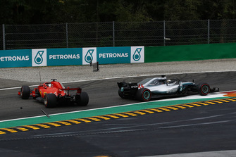 Sebastian Vettel, Ferrari SF71H spint na touche met Lewis Hamilton, Mercedes AMG F1 W09