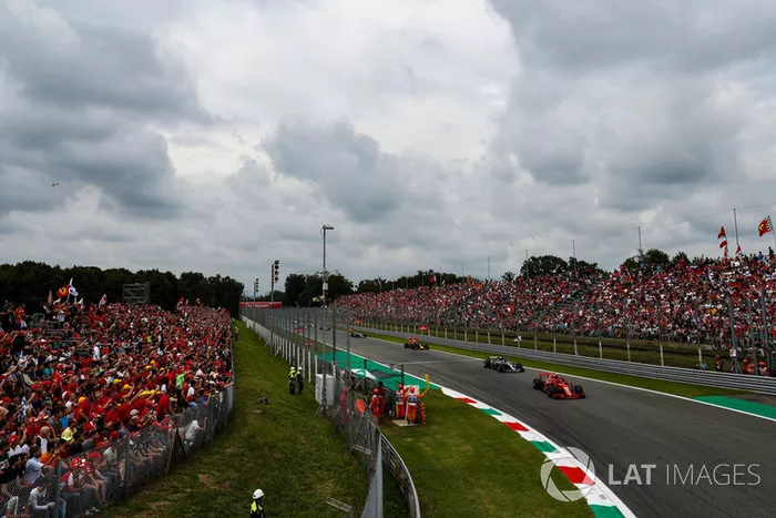 Kimi Raikkonen, Ferrari SF71H, Lewis Hamilton, Mercedes AMG F1 W09, y Max Verstappen, Red Bull Racing RB14
