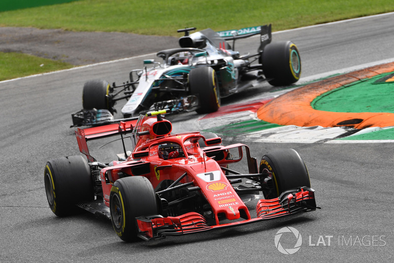 Kimi Raikkonen, Ferrari SF71H y Lewis Hamilton, Mercedes AMG F1 W09