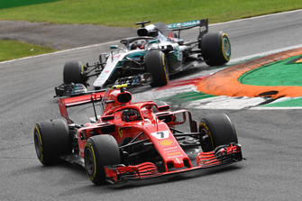 Кімі Райкконен (Ferrari SF71H) попереду Льюіса Хемілтона (Mercedes AMG F1 W09)