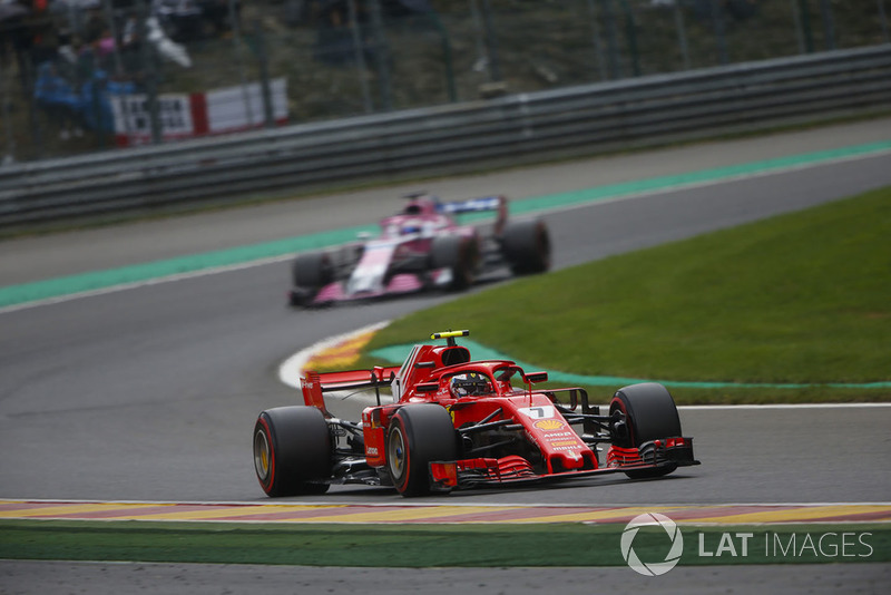 Kimi Raikkonen, Ferrari SF71H, leads Sergio Perez, Racing Point Force India VJM11