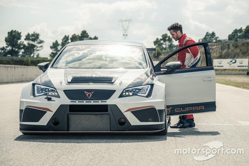 Andrea Dovizioso y Jorge Lorenzo, pilotos de MotoGP de Ducati Corse y embajadores de CUPRA, prueban el coche de competición de la marca