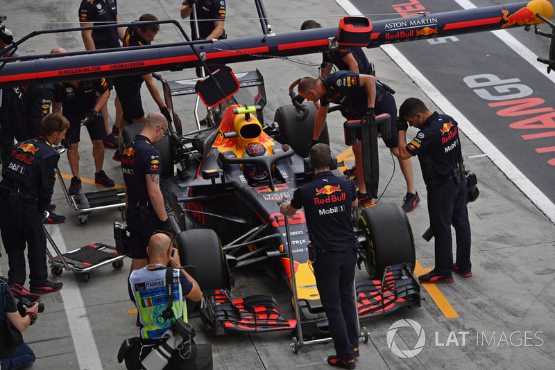Max Verstappen, Red Bull Racing RB14 in his pit box