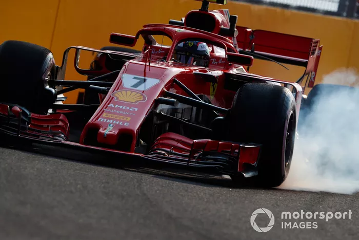 1. Kimi Räikkönen, Ferrari SF71H, locks-up a front wheel