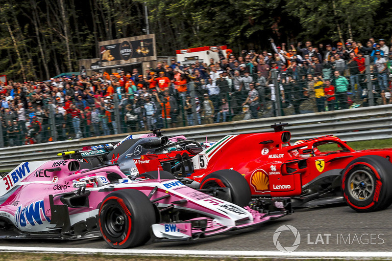 Esteban Ocon, Racing Point Force India VJM11, Sebastian Vettel, Ferrari SF71H, Lewis Hamilton, Mercedes AMG F1 W09 et Sergio Perez, Racing Point Force India VJM11 en lutte