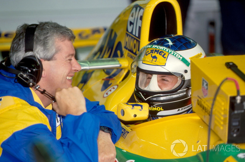 Михаэль Шумахер (на фото – с инженером Benetton Пэтом Симондсом) стал единственным, кто смог улучшить позицию в первой шестерке. Немец обогнал Герхарда Бергера и поднялся на пятую строчку…