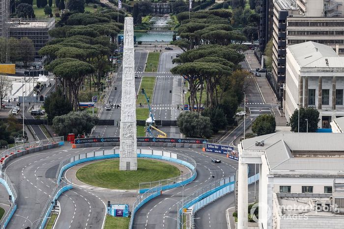 Coches alrededor del Obelisco de Marconi