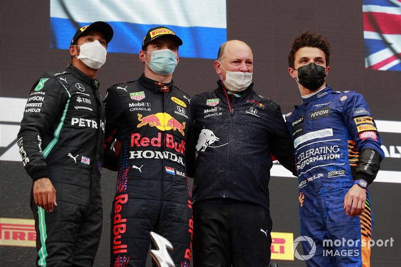 Podio: segundo lugar Lewis Hamilton, Mercedes, ganador  Max Verstappen, Red Bull Racing, y el tercer lugar Lando Norris, McLaren