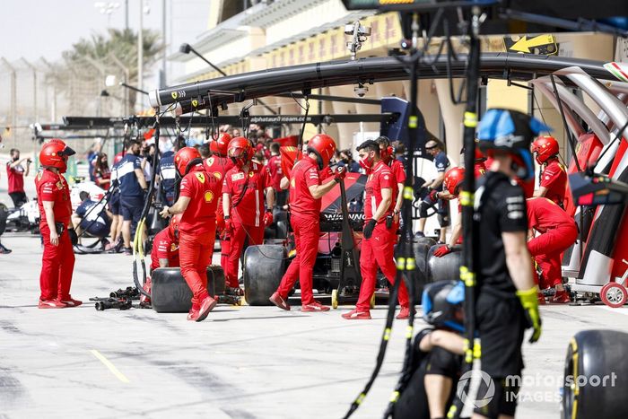 Ferrari practica paradas en boxes en el pitlane