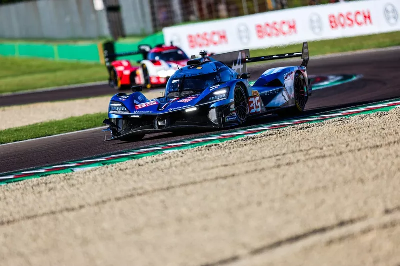 #35 Alpine Endurance Team Alpine A424: Paul-Loup Chatin, Jules Gounon, Charles Milesi