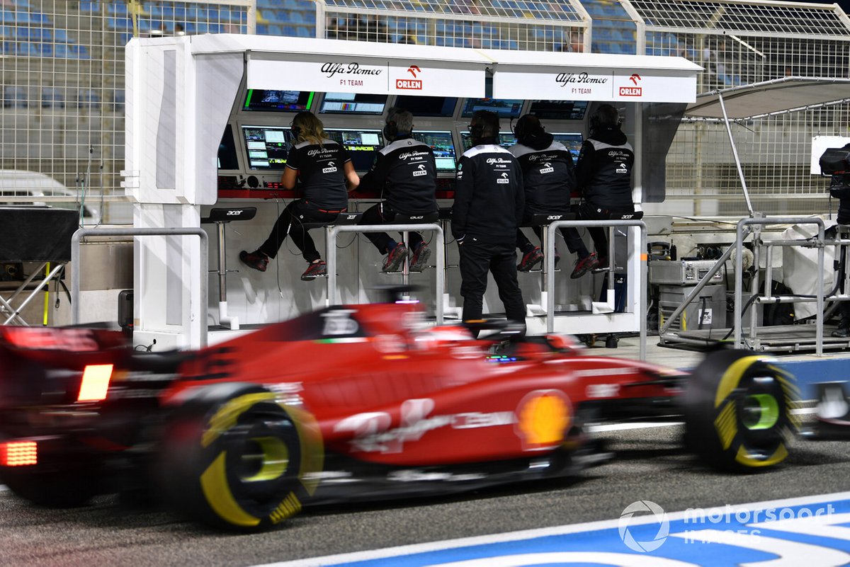 Charles Leclerc, Ferrari F1-75, pasa por el pitwall de Alfa Romeo.