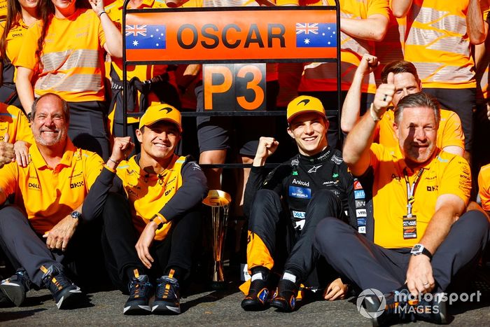 Lando Norris, McLaren F1 Team, Oscar Piastri, McLaren F1 Team, 3ª posición, Zak Brown, CEO, McLaren Racing, el equipo McLaren celebra después de la carrera.