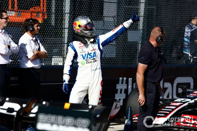 Daniel Ricciardo, Visa Cash App RB F1 Team, lève le pouce depuis le Parc Ferme après la qualification