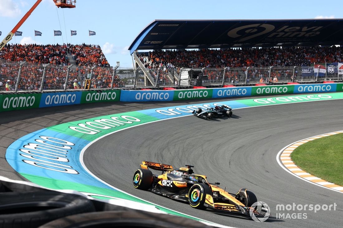 Oscar Piastri, McLaren MCL38, George Russell, Mercedes F1 W15, a la parrilla