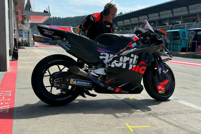 Moto de Lorenzo Savadori, Aprilia Racing Team