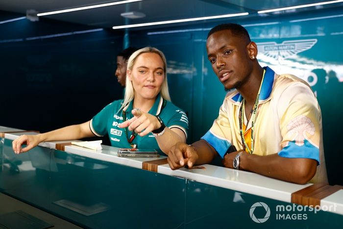 Micheal Ward y Abdel Aziz Gomes visitan el garaje de Aston Martin 