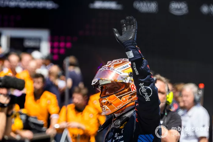 Max Verstappen, Red Bull Racing, 1ª posição, acena do Parc Ferme após o Sprint