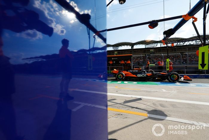 Lando Norris, McLaren MCL38, en boxes