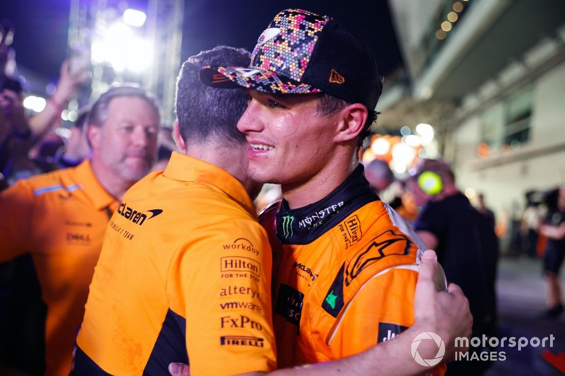 Andrea Stella, Team Principal, McLaren F1 Team, Lando Norris, McLaren F1 Team, 1ª posición, celebran en Parc Ferme