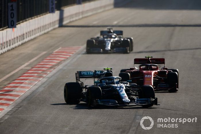 Valtteri Bottas, Mercedes AMG W10, Charles Leclerc, Ferrari SF90, y Lewis Hamilton, Mercedes AMG F1 W10