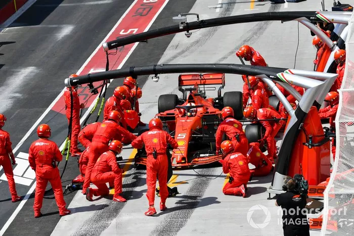 Sebastian Vettel parou primeiro e levou vantagem.