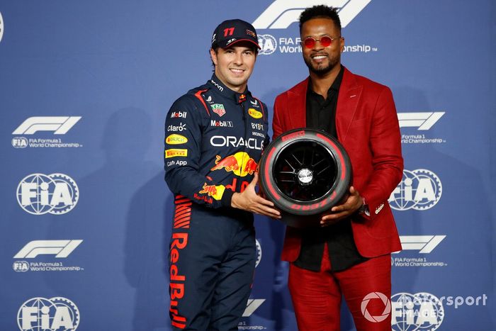 Sergio Pérez, Red Bull Racing, recibe el Premio Pirelli a la Pole Position de manos del ex futbolista internacional Patrice Evra.