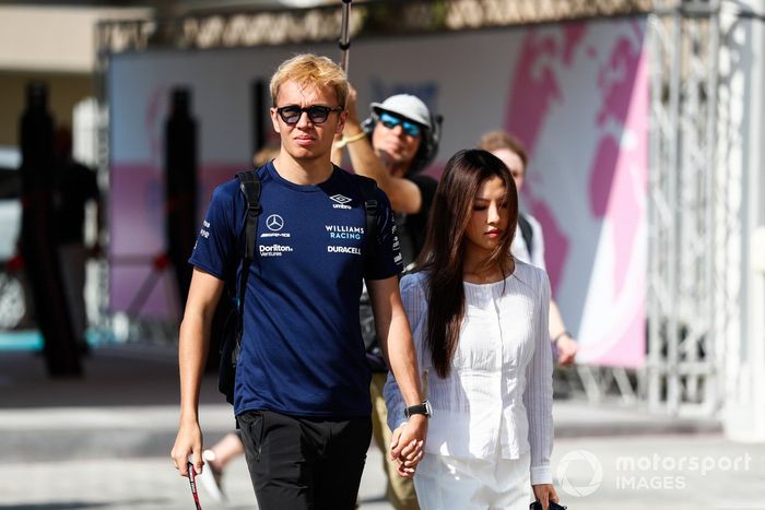 Alex Albon, Williams Racing, con su novia Lily Muni