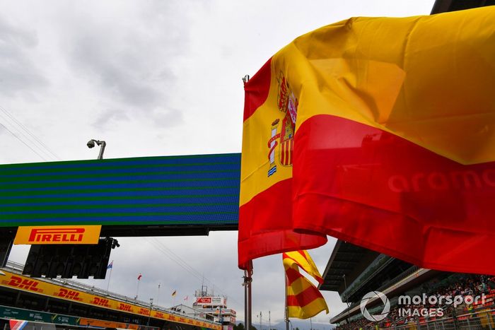 La bandera española ondea sobre la parrilla