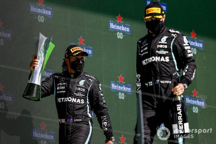 Podio: ganador de la carrera Lewis Hamilton, Mercedes, y el tercer lugar Valtteri Bottas, Mercedes