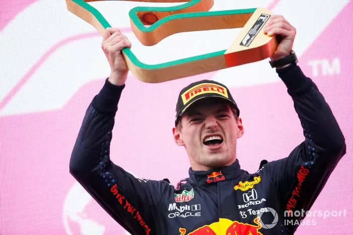 Podio: ganador de la carrera Max Verstappen