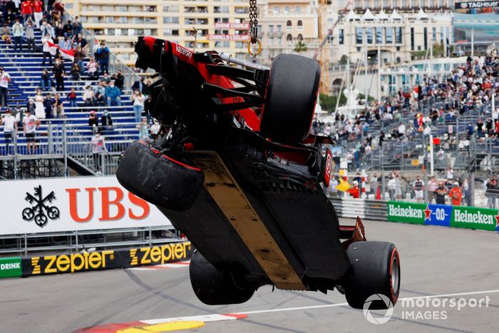 El monoplaza de Charles Leclerc, el Ferrari SF21, es levantado con una grúa