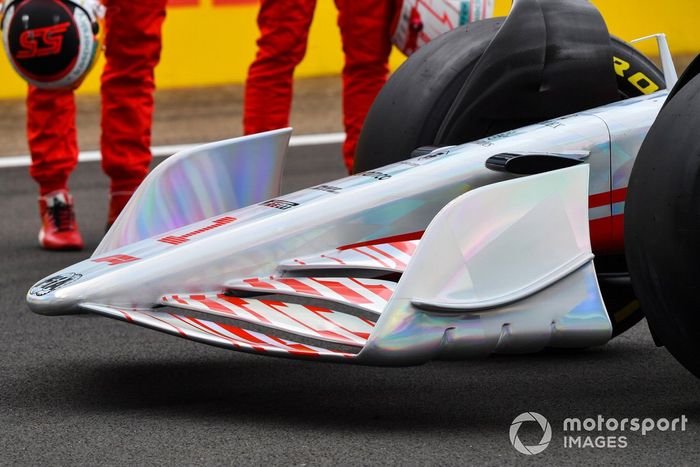 Detalle del alerón delantero del coche de Fórmula 1 2022