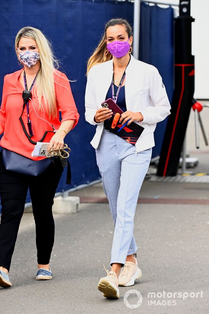 Andrea Schlager, presentadora de Servus TV, en el paddock