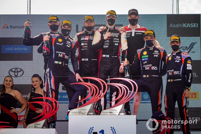 Podio: ganadores Kalle Rovanperä, Jonne Halttunen, Toyota Gazoo Racing WRT Toyota Yaris WRC, segundo lugar Craig Breen, Paul Nagle, Hyundai Motorsport Hyundai i20 Coupe WRC, tercer lugar Thierry Neuville, Martijn Wydaeghe, Hyundai Motorsport Hyundai i20 Coupe WRC