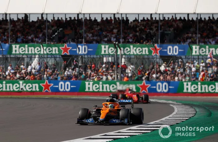 Daniel Ricciardo, McLaren MCL35M, Carlos Sainz Jr., Ferrari SF21