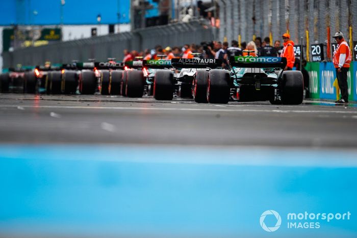 Lance Stroll, Aston Martin AMR22, Yuki Tsunoda, AlphaTauri AT03, Sebastian Vettel, Aston Martin AMR22, en la parrilla de salida