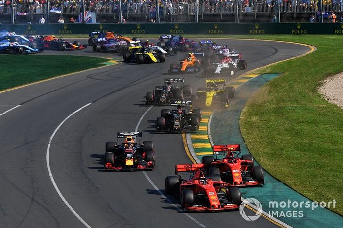 Sebastian Vettel, Ferrari SF90, precede Charles Leclerc, Ferrari SF90, Max Verstappen, Red Bull Racing RB15, Kevin Magnussen, Haas F1 Team VF-19, Nico Hulkenberg, Renault F1 Team R.S. 19, Romain Grosjean, Haas F1 Team VF-19, ed il resto del gruppo alla partenza