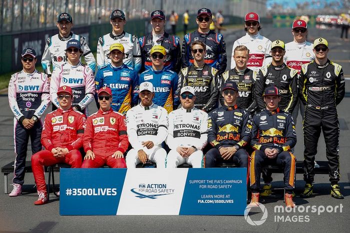 Pilotos da classe de 2019 posam para foto na Fórmula 1