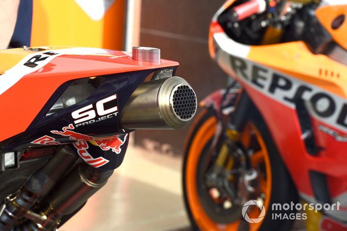 Detalles de los escapes de la moto Honda