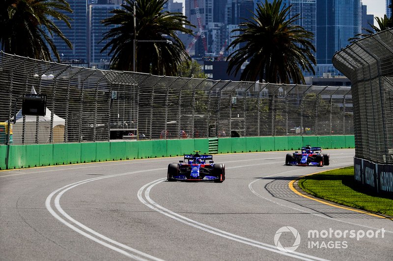 Alexander Albon, Toro Rosso STR14, leads Daniil Kvyat, Toro Roso STR14