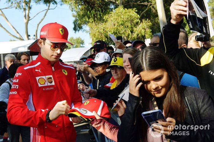 Charles Leclerc, Ferrari, firma autografi ai tifosi