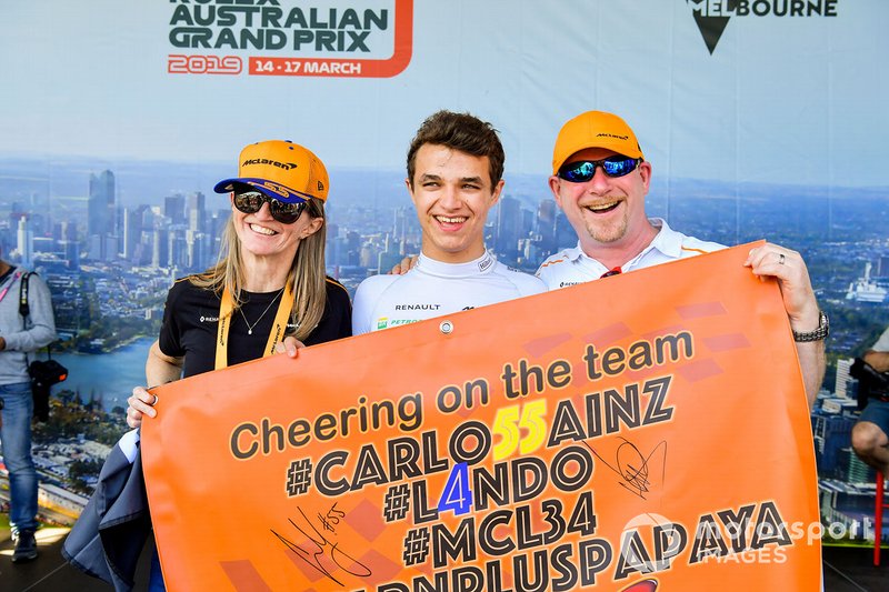 Lando Norris, McLaren, posa con due tifosi